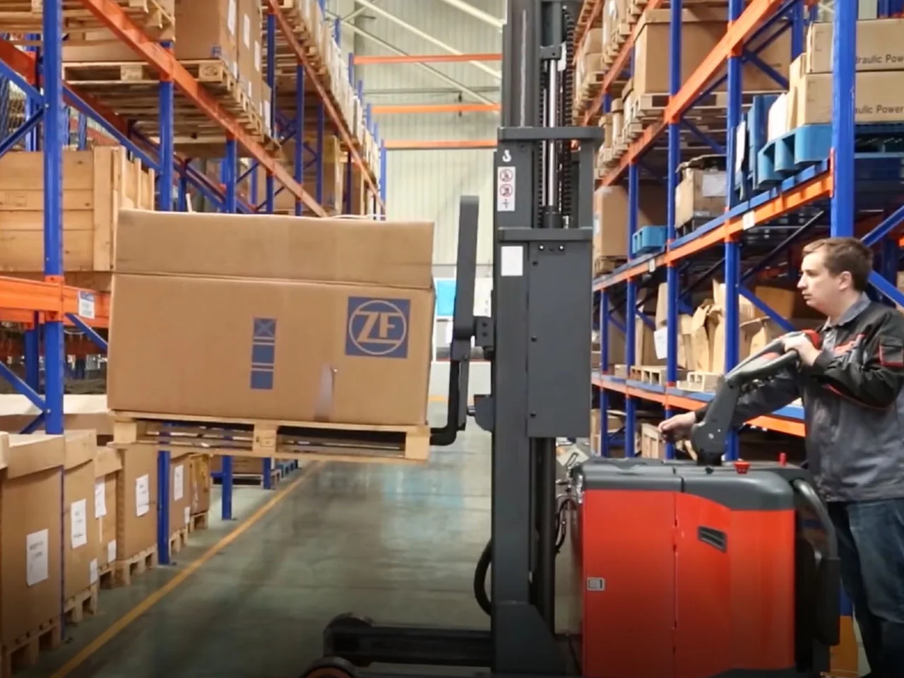 98_cover-electric-pallet-stackers